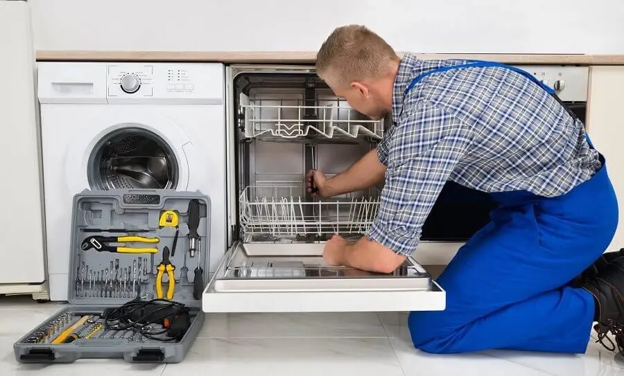 Bayındır Protherm servisi teknisyen ekibi beyaz eşya tamiri yaparken
